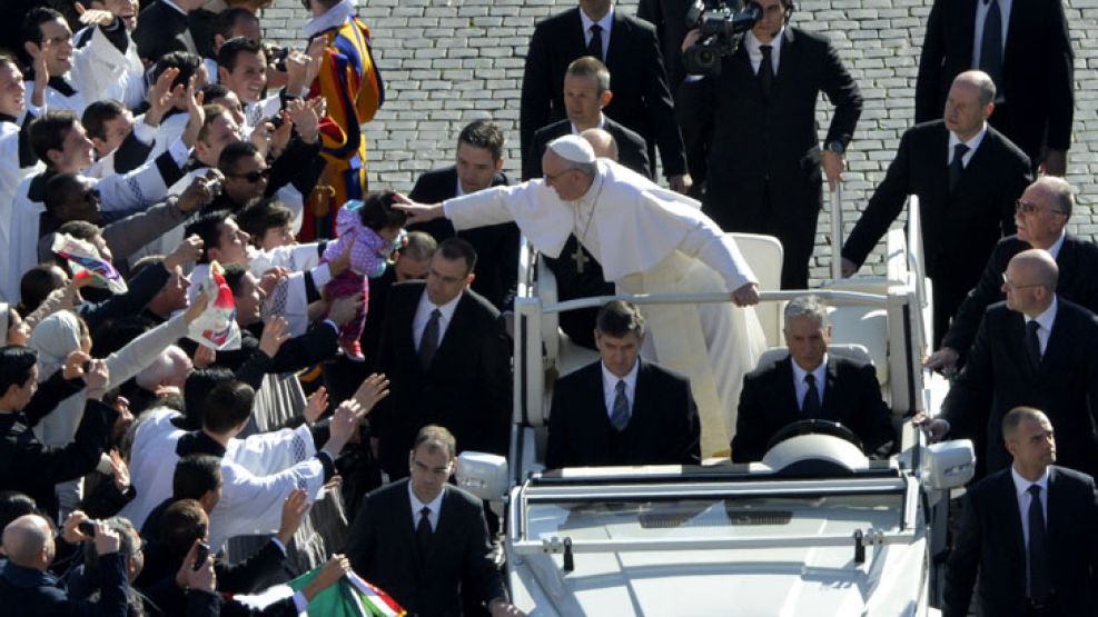 El contacto del Papa Francisco con los fieles es habitual y preocupa a la Seguridad de Estados Unidos.