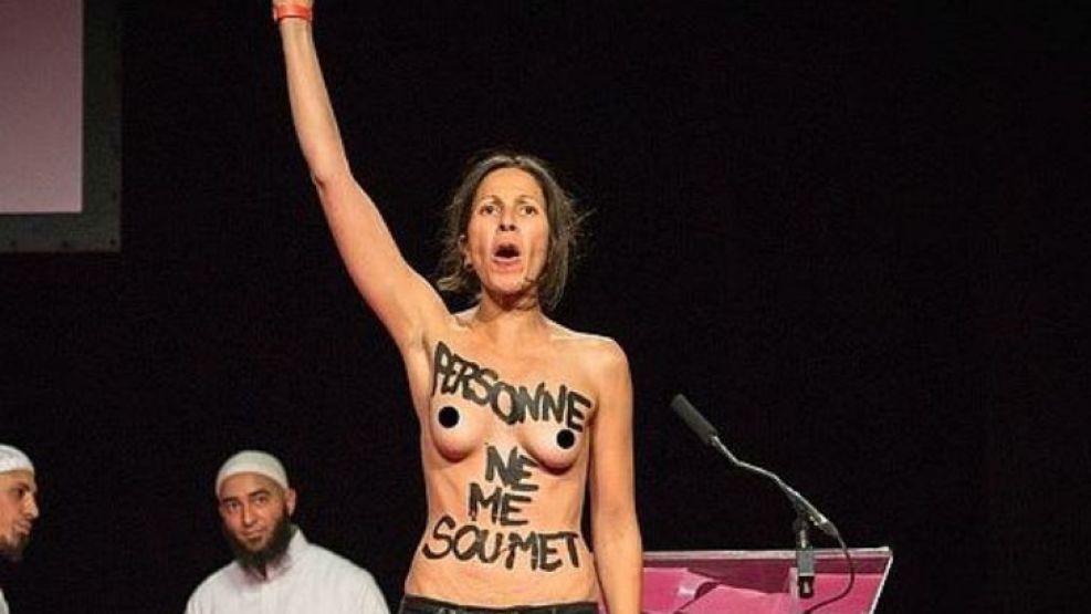 Con el torso desnudo y mensajes escritos en su cuerpo boicotean una conferencia sobre el papel de la mujer en el Islam.