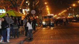 La avenida principal de la ciudad de Mendoza se llenó de personas que salieron a la calle tras el temblor.