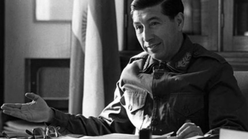 En 1982, como general y subjefe del Primer Cuerpo de Ejército en Buenos Aires, el militar ocupó la Gobernación de las Malvinas durante parte de la guerra que Argentina combatió contra el Reino Unido.