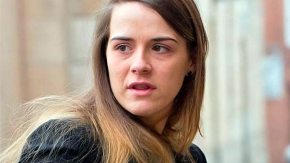 Gayle Newland, una mujer de 25 años de Willaston, Inglaterra durante dos años se hizo pasar por el novio de una amiga suya.