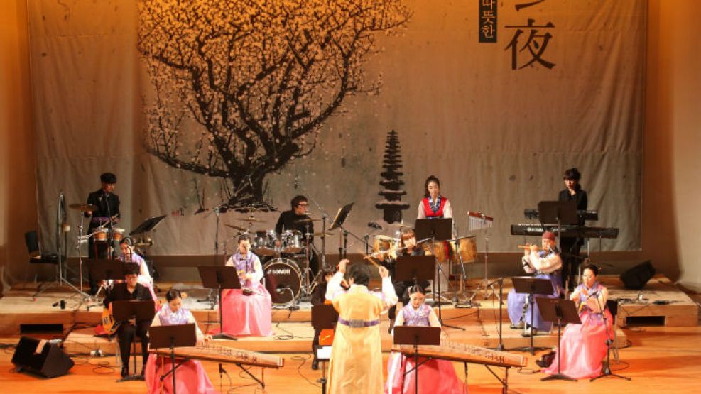 La orquesta usa instrumentos tradicionales coreanos y crea una música basada en expresiones tradicionales y folklóricas de su país.