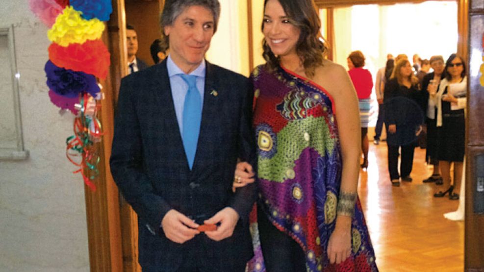 Presente. Boudou y Mónica, el martes 15, en la sede diplomática  de México. Y en un brindis, con el embajador de ese país (der.). 