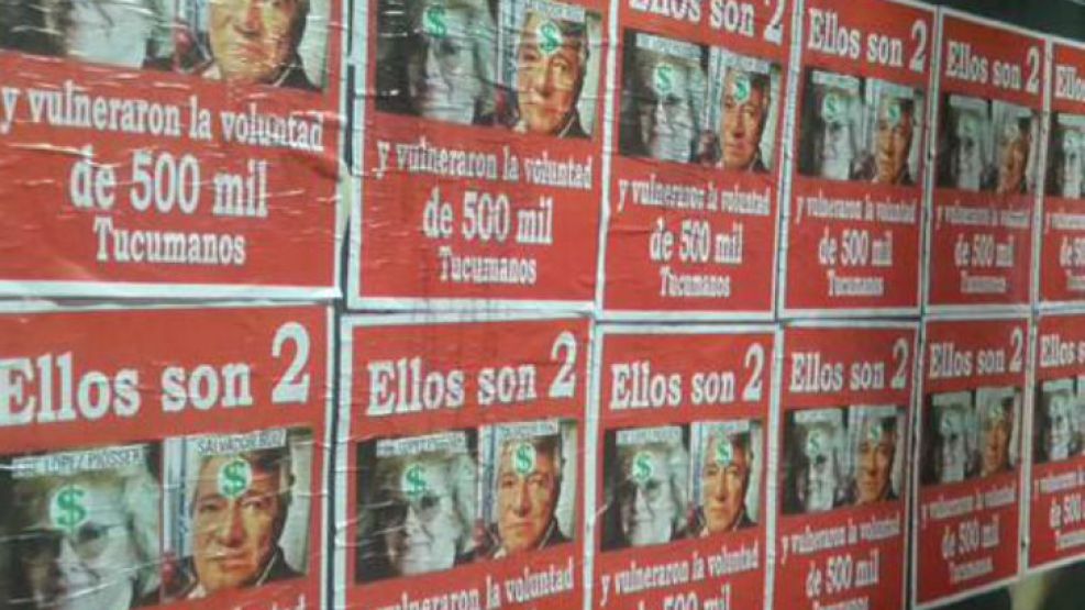 Se colgaron afiches contra los jueces que conforman la Cámara en lo Contencioso Administrativo de Tucumán.