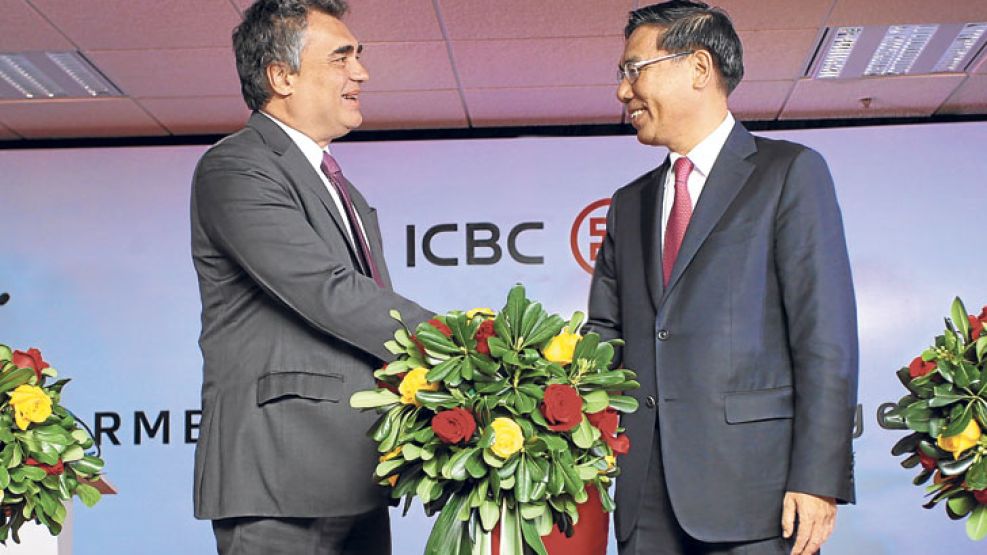 Acuerdo. Vanoli y Jian Jianqing, del ICBC, en la ceremonia.
