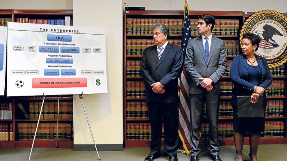Fiscales. Loretta Lynch (derecha) y Evan Norris (centro) llevan adelante la investigación.