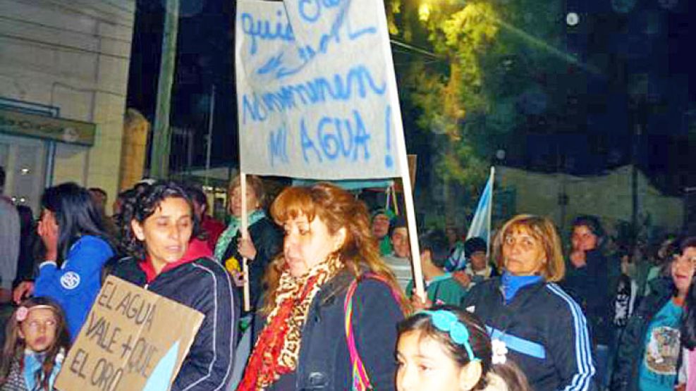Movilización. La comunidad de Jáchal se manifestó contra el derrame de cianuro en Veladero. Se repartieron botellas de agua.