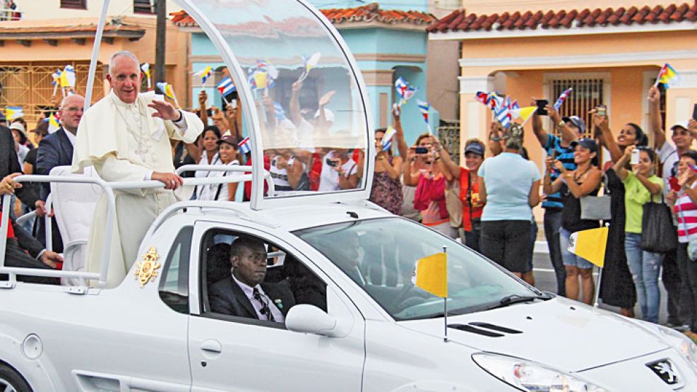 Papamóvil. El Papa recibió regalos y después recorrió las calles de la capital cubana, donde se encontró con el cariño de la gente que había esperado su paso durante horas.