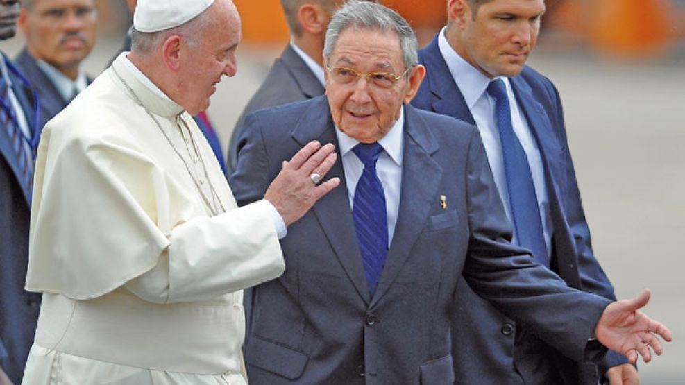 Saludo. Raúl Castro recibe al Pontífice en el aeropuerto habanero.