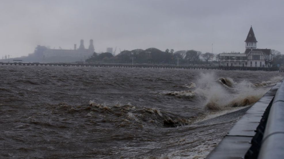 El Servicio Metereológico Nacional (SMN) emitió hoy un alerta por vientos fuertes en el Río de la Plata.