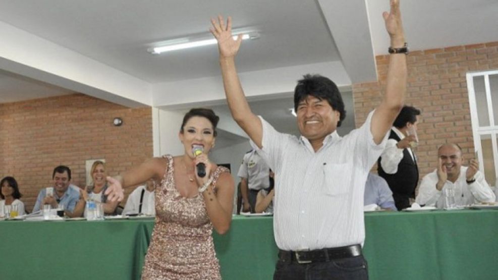 Evo Morales volvió a lucir sus "dotes" para la danza.