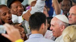 El papa Francisco criticó la "injusticia" de la falta de alojamiento, al reunirse con unas 200 personas sin techo.