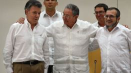 El presidente de Colombia junto a Raúl Castro y  Timoleón Jiménez.