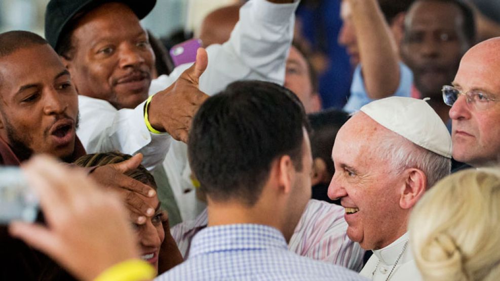 El papa Francisco criticó la "injusticia" de la falta de alojamiento, al reunirse con unas 200 personas sin techo.