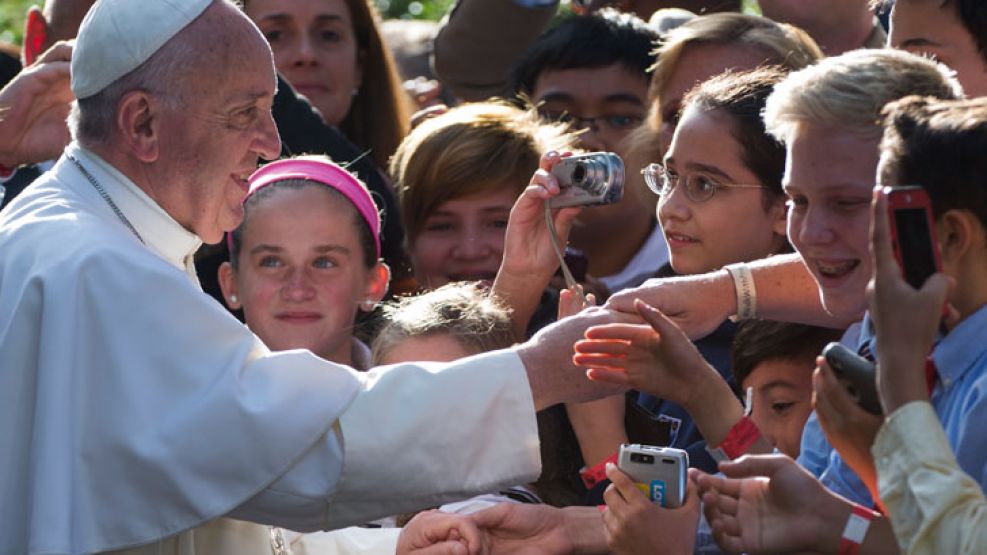 El Papa saludó a la gente al salir del Congreso