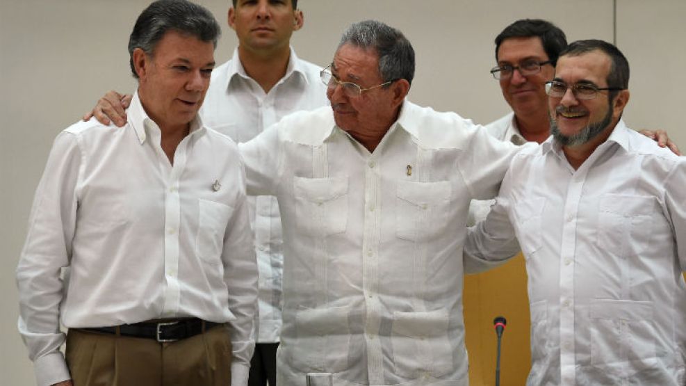 El presidente de Colombia junto a Raúl Castro y  Timoleón Jiménez.