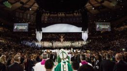 Francisco encabeza una misa en el Madison Square Garden.