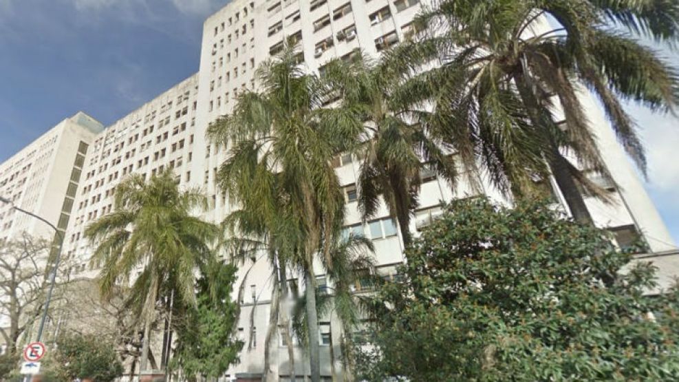 En las últimas intervenciones médicas, Cristina eligió el edificio ubicado en la calle Azcuénaga 870, justo enfrente del accidentado edificio del Hospital de Clínicas.