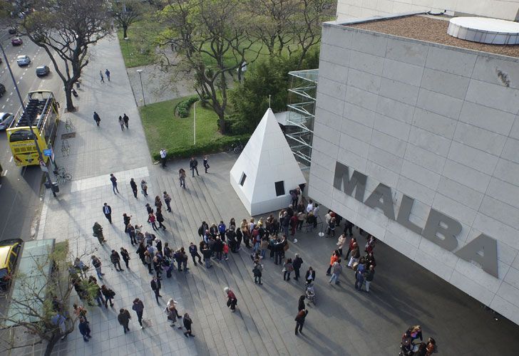 Secreto. En 1936, el arquitecto Alberto Prebisch diseñó el Obelis, En 2015, Erlich en su taller, con una modelo a escala del vertice del mismo.