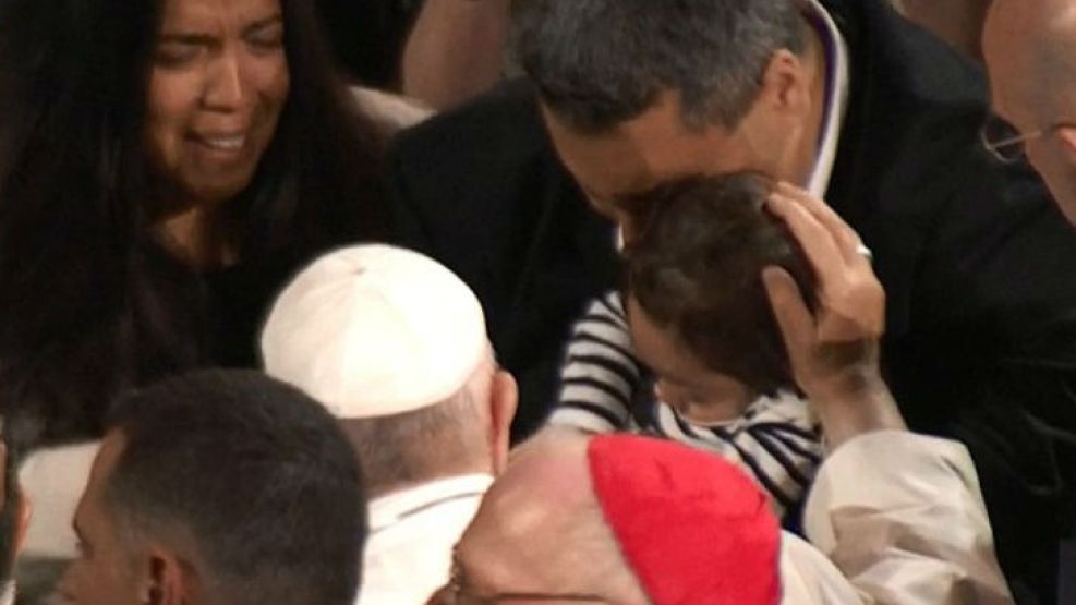 Otro emotivo gesto de Francisco con un niño enfermo.