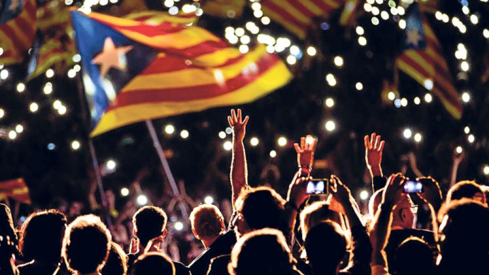 Estelada. La bandera independentista de Cataluña flamea en un acto esta semana de Junts pel Sí, la mayor fuerza secesionista.