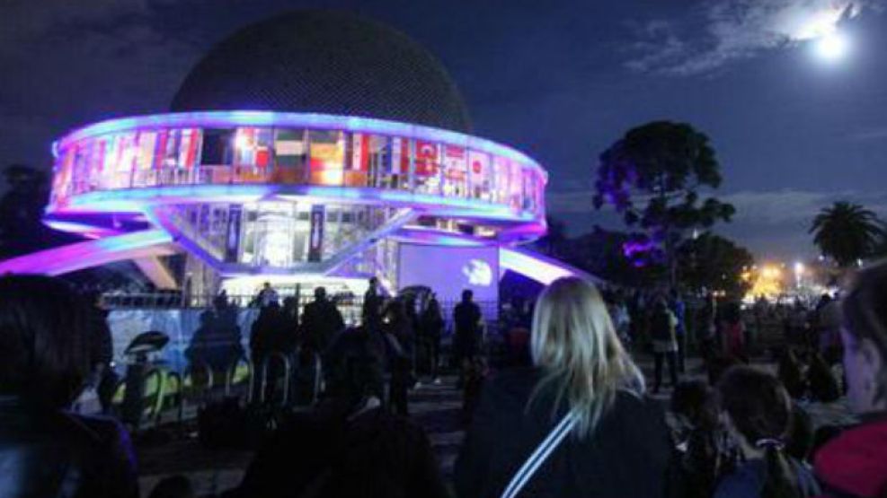 En el Planetario de Buenos Aires se organizaron diferentes actividades para poder observar la "superluna".
