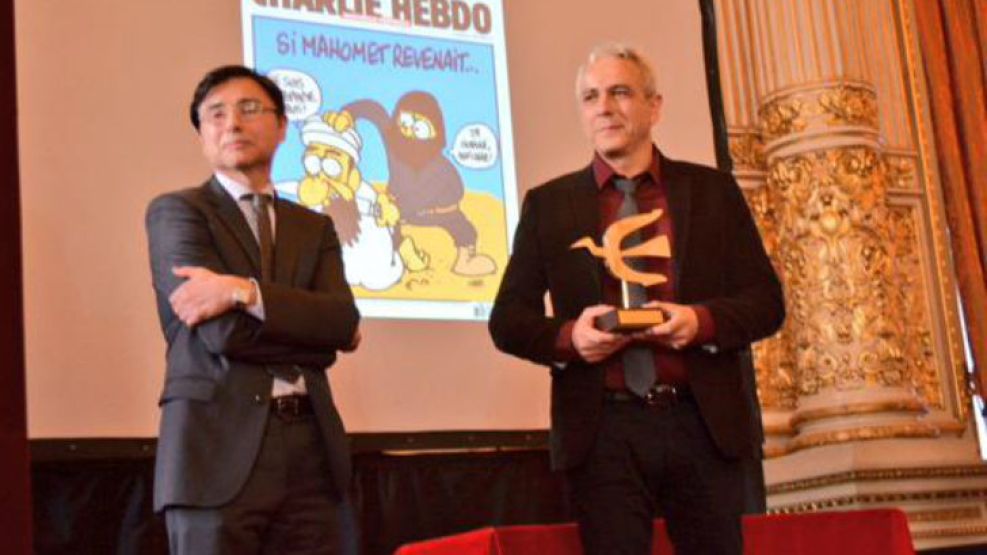 El premio Perfil a la Libertad de expresión internacional 2015 fue para la publicación Charlie Hebdo, y lo recibió Antonio Fischetti.