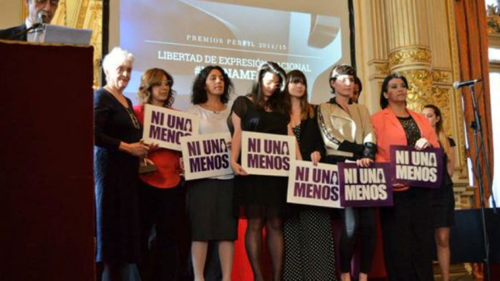 Reciben el premio Perfil a la libertad de expresión nacional, las mujeres de #NiUnaMenos.