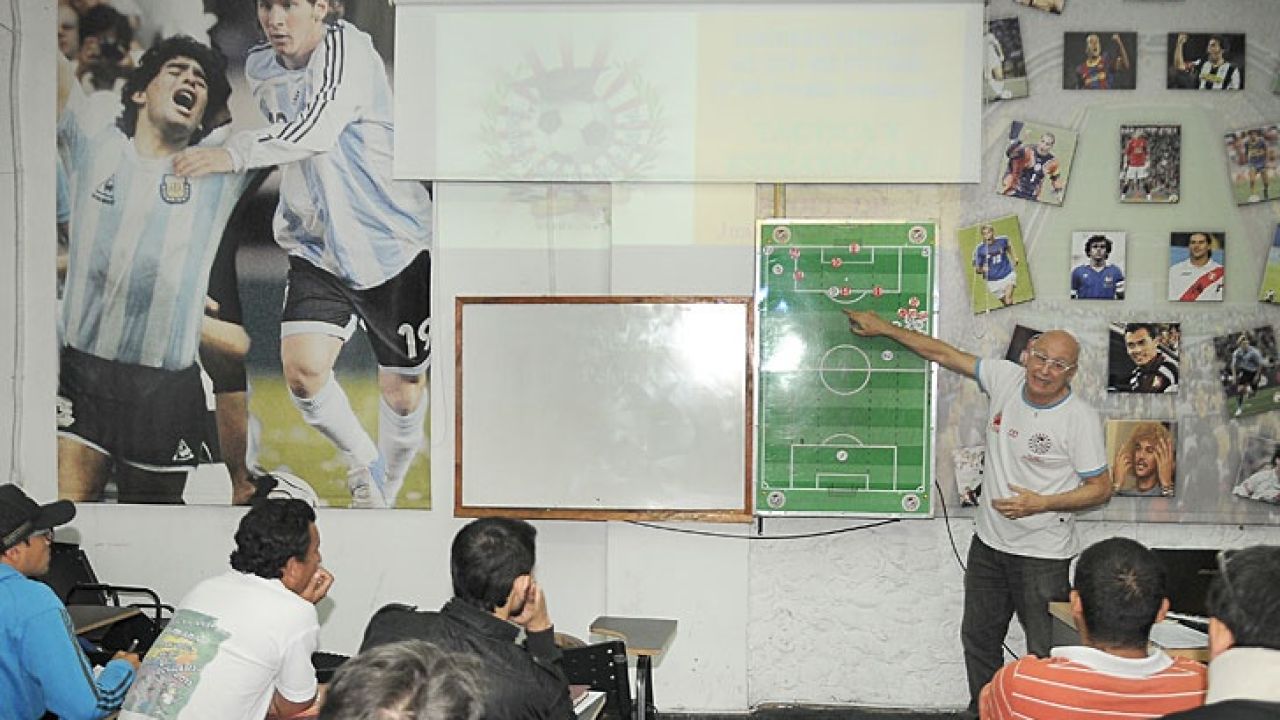 Scaloni participó en un curso de formación de entrenadores en la Argentina