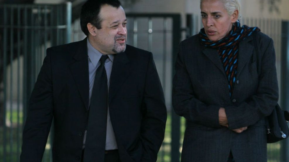 Carlos Telleldín y Ana Boragni saliendo de los Tribunales de Comodoro Py en 2006.