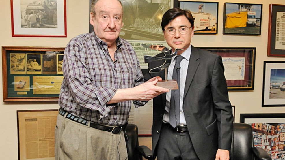 Reconocimiento. En la oficina de Crónica, Héctor Ricardo García recibió el Premio Perfil.