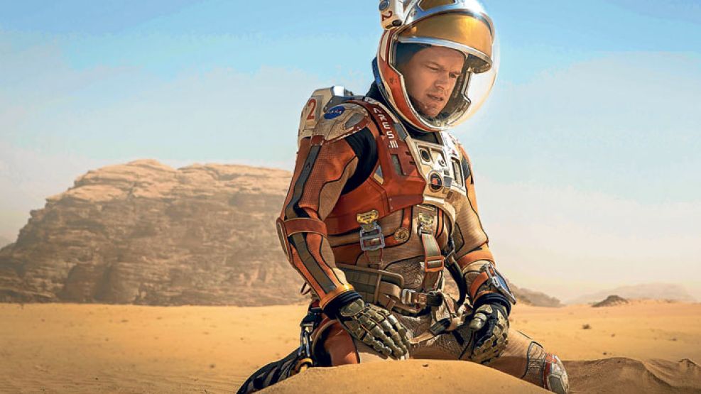 Astronauta. Matt Damon debe superar obstáculos para lograr sobrevivir en el planeta rojo. 