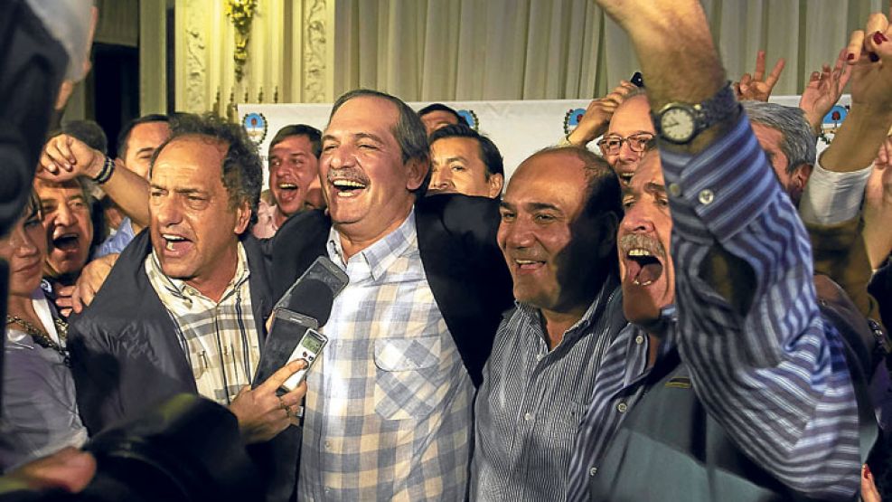 Festejo y protesta. Scioli, Alperovich y Manzur festejan la victoria del ex ministro de Salud en las elecciones del 23 de agosto. Muchos tucumanos protestaron en las calles por las reiteradas denuncia