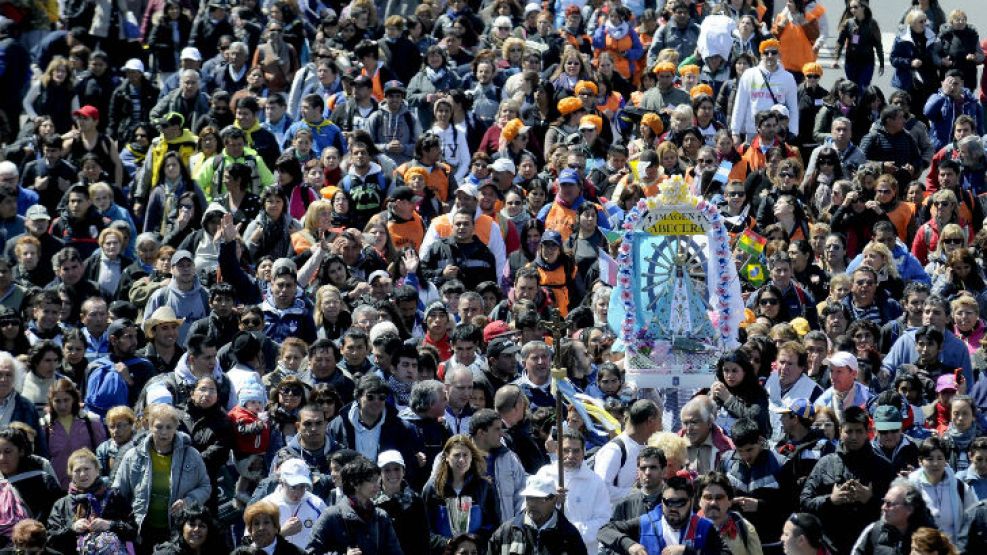 Miles de fieles caminan en la 41ª peregrinación a Luján.
