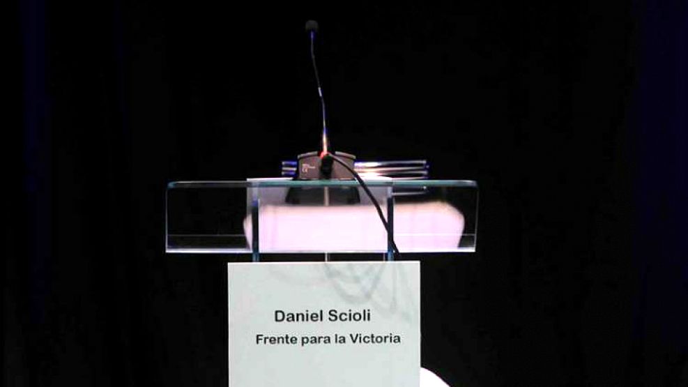 El atril vacío de Scioli reflejó su ausencia en el debate presidencial.