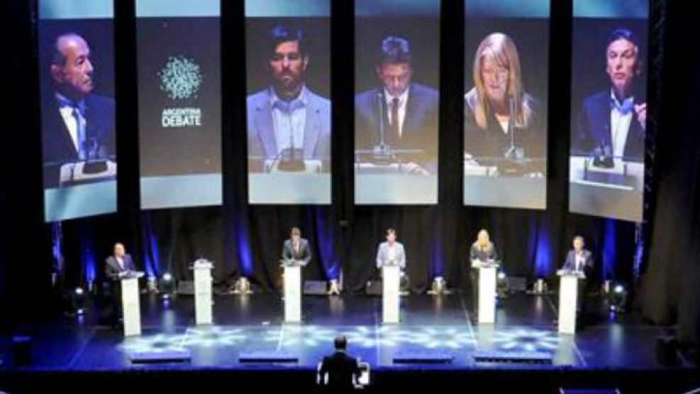 Macri, Massa, Stolbizer, Del Caño y Rodríguez Saá participaron del evento organizado por la ONG Argentina Debate; Daniel Scioli, fue el único candidato ausente.