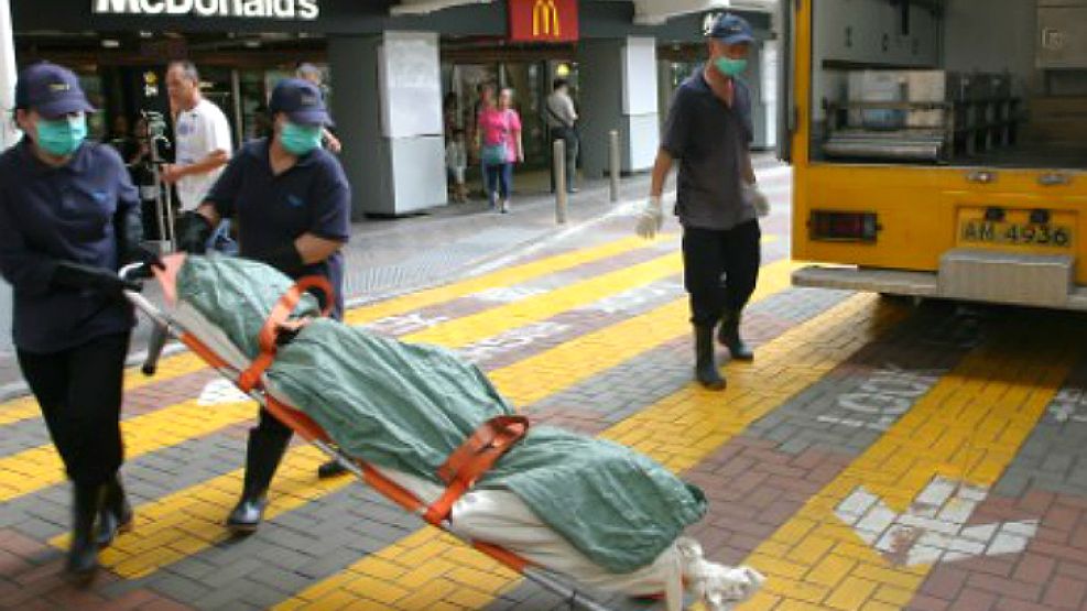 El cuerpo de la mujer es retirado del McDonalds.