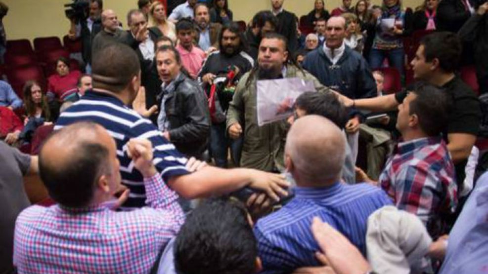 Ayer un grupo de manifestantes escrachó a Felipe Solá en la Facultad de Económicas de la UBA.