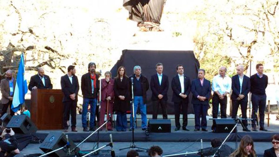 Mauricio Macri inauguró una estatua en homenaje a Perón.