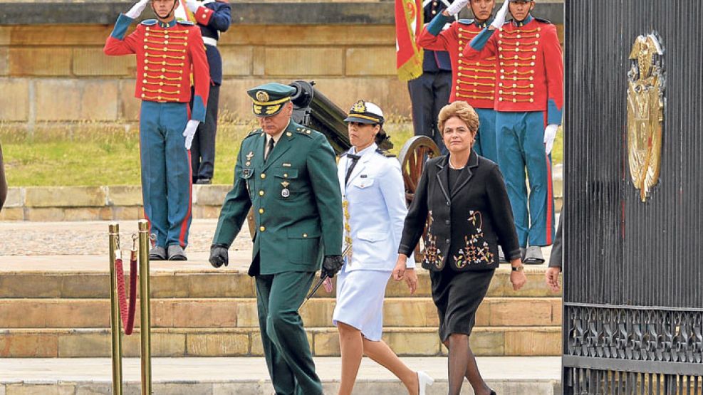 Cercada. La mandataria viajó ayer a Colombia, para reunirse con Juan Manuel Santos. Teme un ‘golpe institucional’.