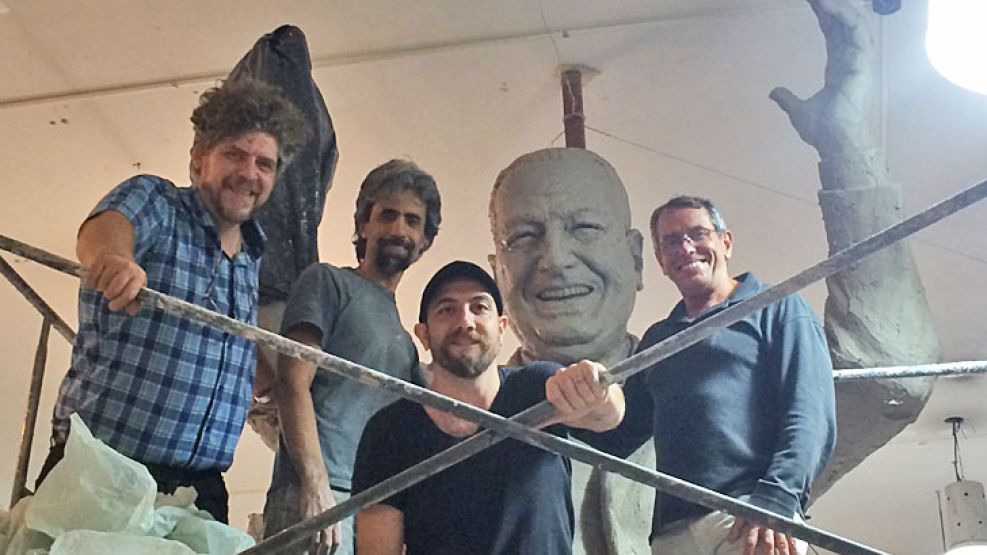 Equipo. Carlos (el segundo de la izq.), junto a amigos y colegas que lo ayudaron en el proceso de realización de la escultura.
