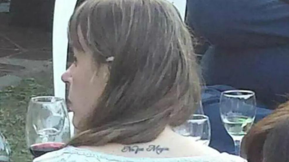 Juliana Di Tullio se tatuó la frase del spot kirchnerista en el cuello.