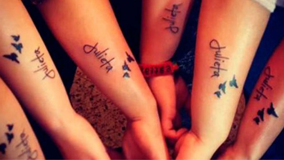 Las amigas de la adolescente decidieron tatuarse su nombre.