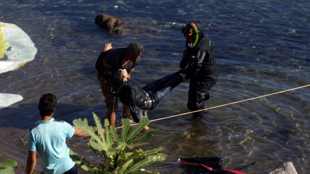 Siete personas murieron hoy y una permanece desaparecida, tras chocar una embarcación de la Guardia Costera griega con un bote de madera en el que viajaban 39 refugiados. 