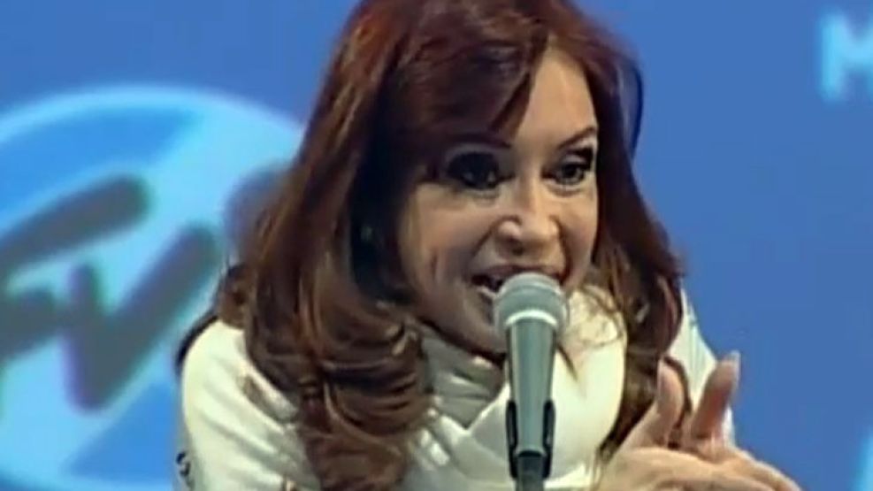 CFK bromeó con su hijo durante un discurso.