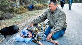 Dolor. Un kurdo junto a su madre exhausta; el recorrido por Hungría.