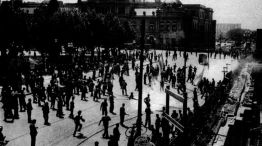Mañana. A horas de lo que fue un momento histórico del país, los primeros manifestantes, llegaron espontáneamente a la Plaza de Mayo.
