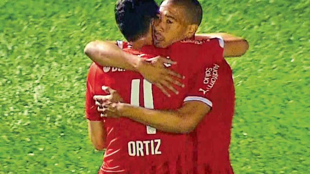 Alta sociedad. Vera y Ortiz. El uruguayo no siente la ausencia de Albertengo: hizo dos goles.