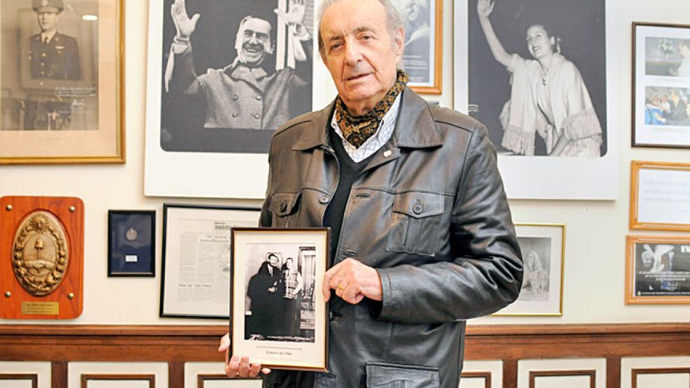 Ayer y hoy. Pepe, hoy, presidente del Instituto Juan Domingo Perón, y en una foto con el líder al que ayudó a “rescatar” en 1945.