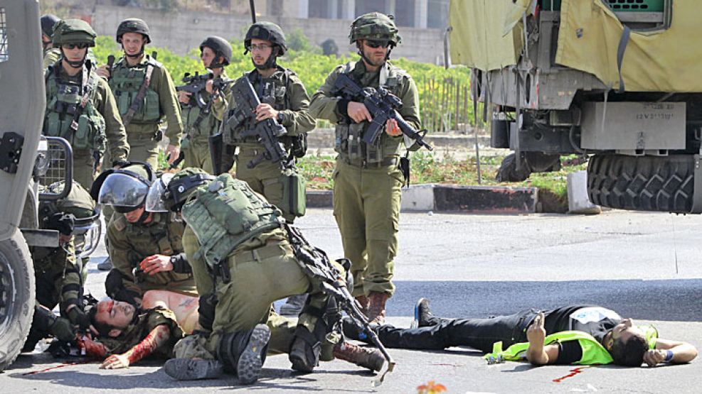 Dolor. Un palestino acuchilló ayer a un militar israelí y fue abatido. Masivos funerales en Gaza.